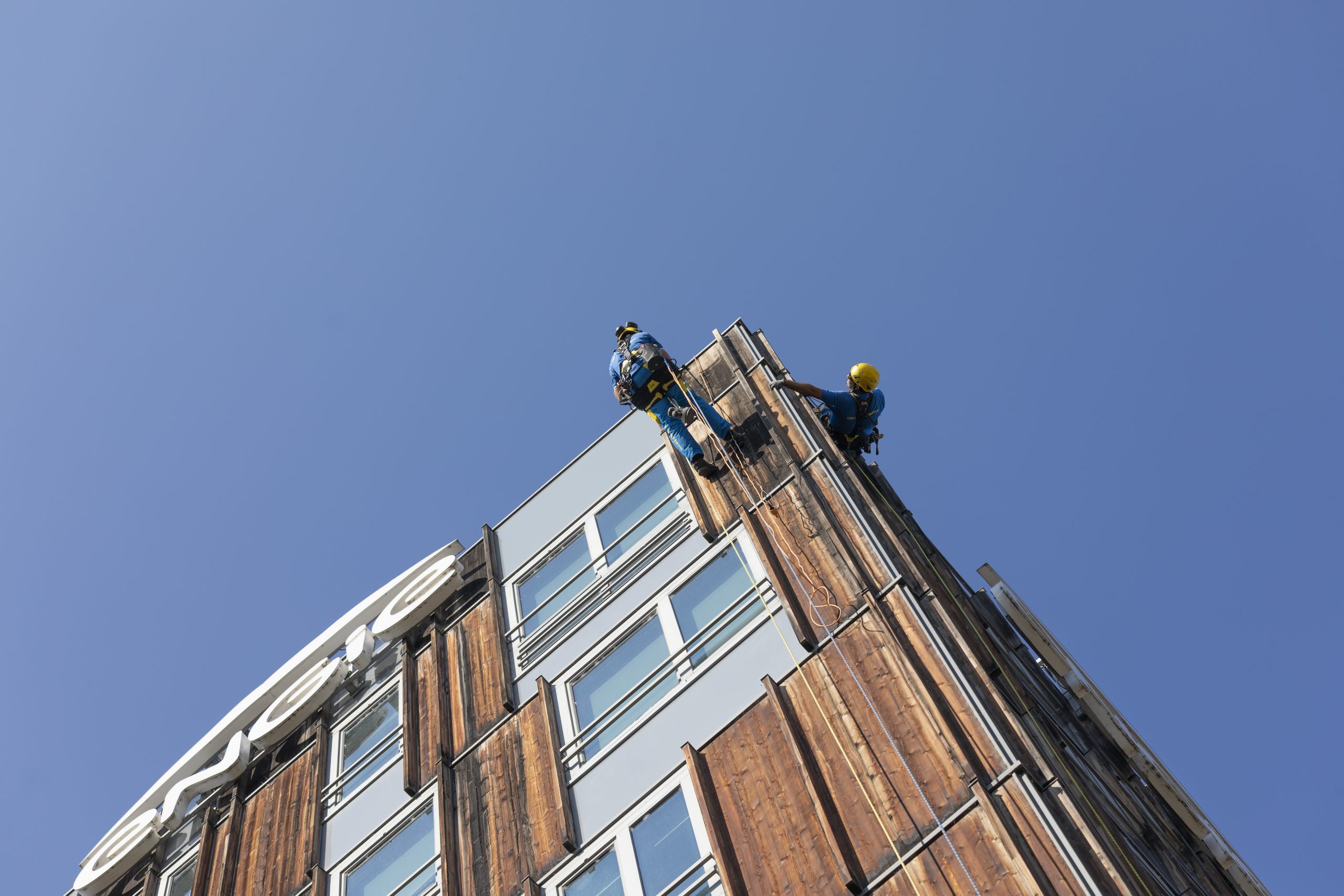 Comment nettoyer les fenêtres extérieures sans stress et en toute sécurité.