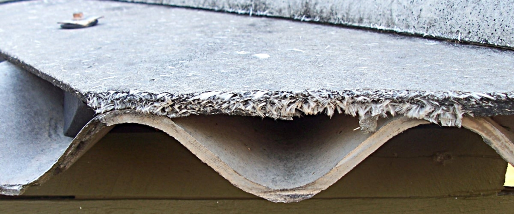 Désamiantage de toiture: une intervention réalisée en toute sécurité grâce à notre technique de travaux sur cordes