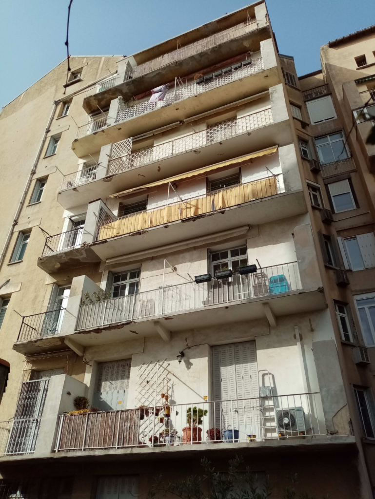 Marseille – Mise en peinture des balcons et de la façade.