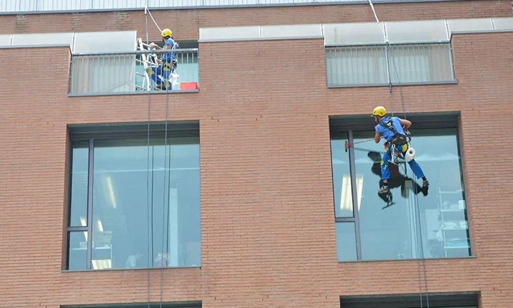 Nettoyage des fenêtres extérieures des bâtiments : comment le faire en toute sécurité