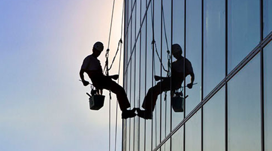 Nettoyage des vitres des immeubles de grande hauteur - les services sur cordes d'EdiliziAcrobatica France