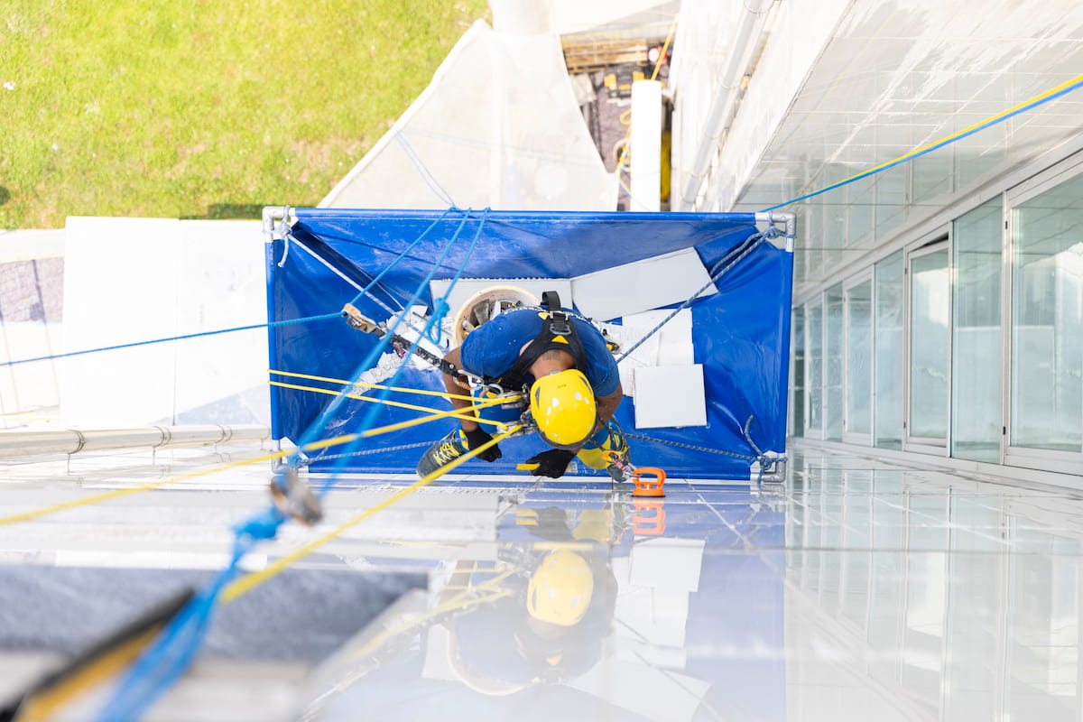 détail de l'Acrobatie vu de dessus sur des cordes lors de l'entretien des terrasses en copropriété