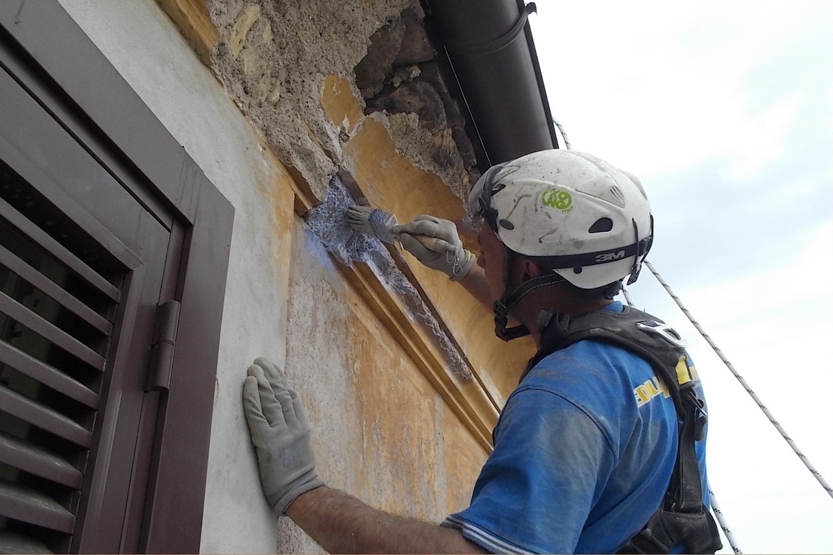 Exemple de Quand la rénovation des façades est-elle obligatoire avec gros plan de la façade en ruine et de l'ouvrier désireux de la rénover