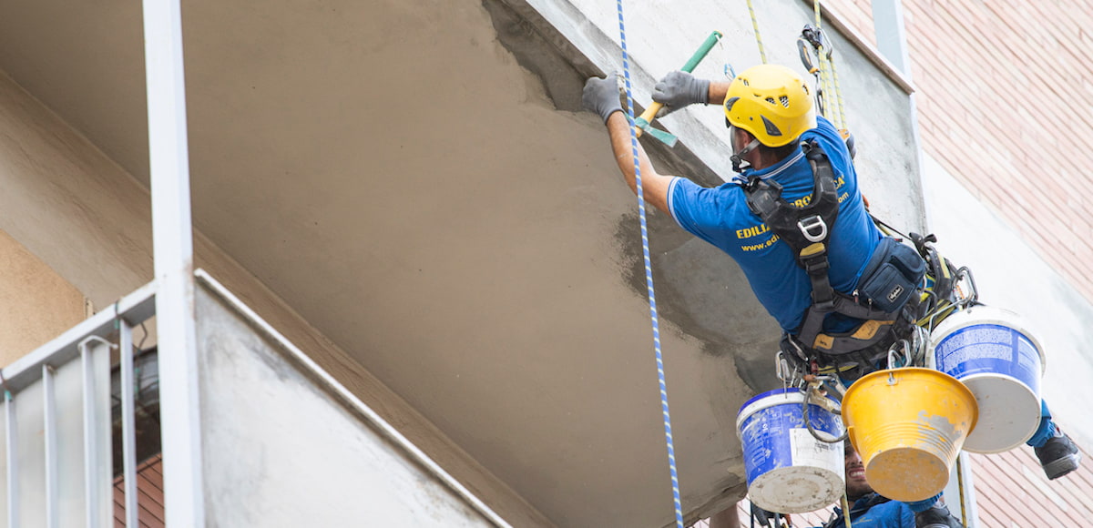 Ouvriers Acrobatica pendant la maintenance des toits terrasses en copropriété