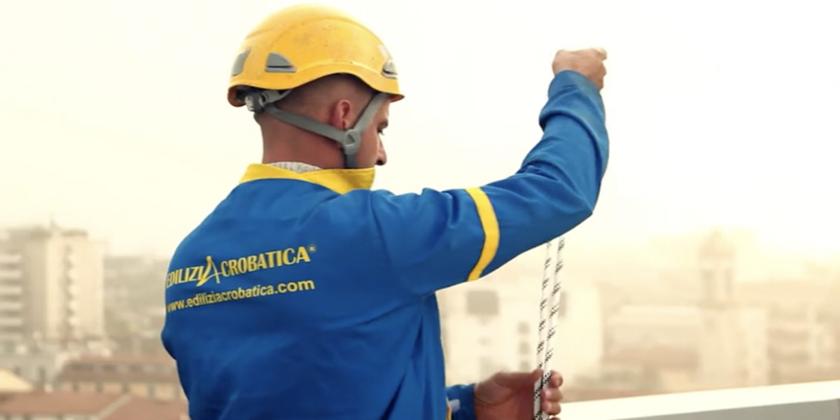 Ouvrier d'Acrobatica en action sur le chantier, utilisant des matériaux d'isolation thermique pour améliorer l'efficacité énergétique.