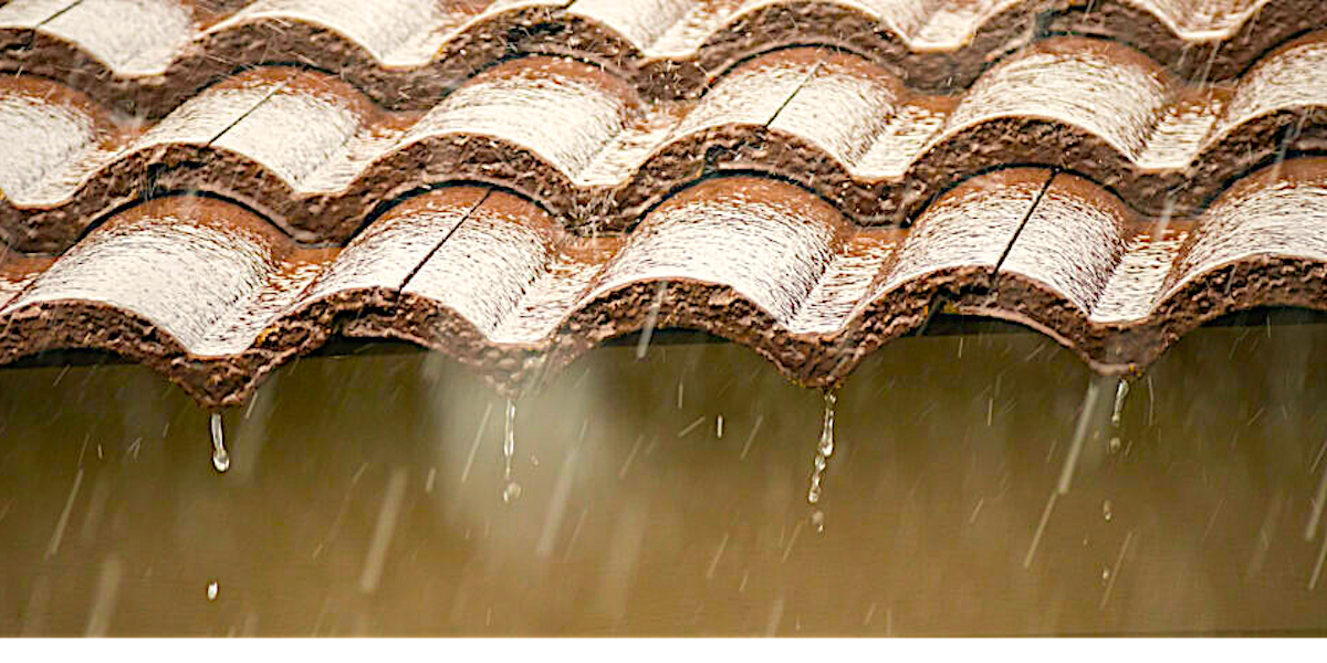 Infiltration d'eau à travers le toit à cause de fortes pluies, l'eau ruisselle sur la maison.