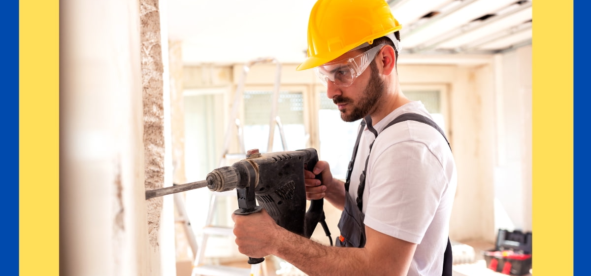 Ouvrier réalisant l'isolation thermique intérieure d'un immeuble en copropriété