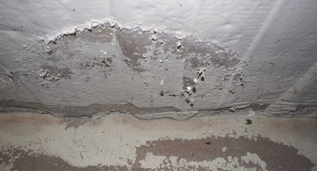 Signes de condensation sur le mur d'une maison, provoquant des traces d'humidité visibles.