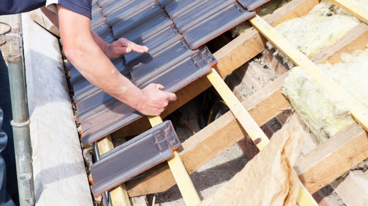 Travaux d'isolation thermique dans un sous-toit, visant à renforcer l'isolation contre le froid et la chaleur, avec des matériaux isolants posés sur le plancher du grenier