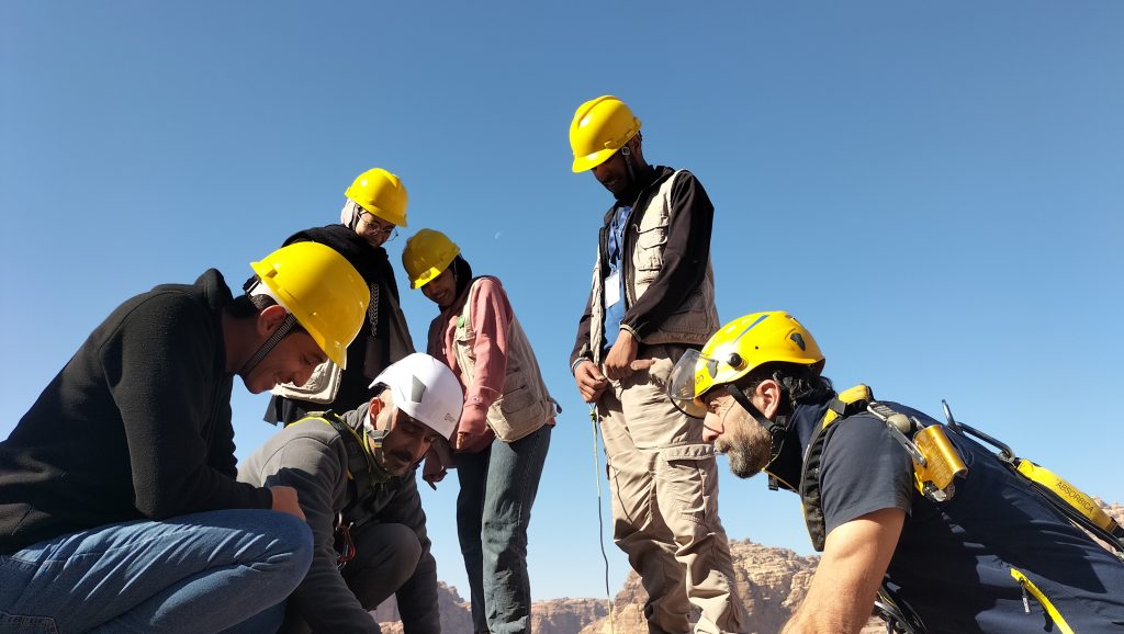 Acrobatica arrive en Jordanie pour enseigner la technique de la restoration monumentale sur cordes !