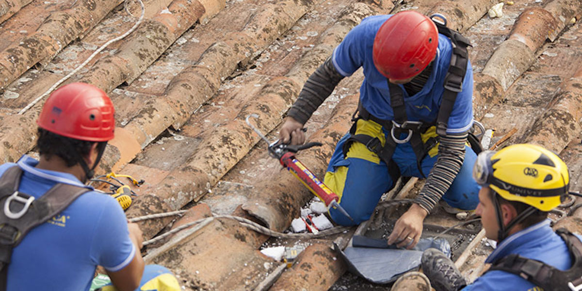 travailleurs sur le toit pendant l'Isolement des combles