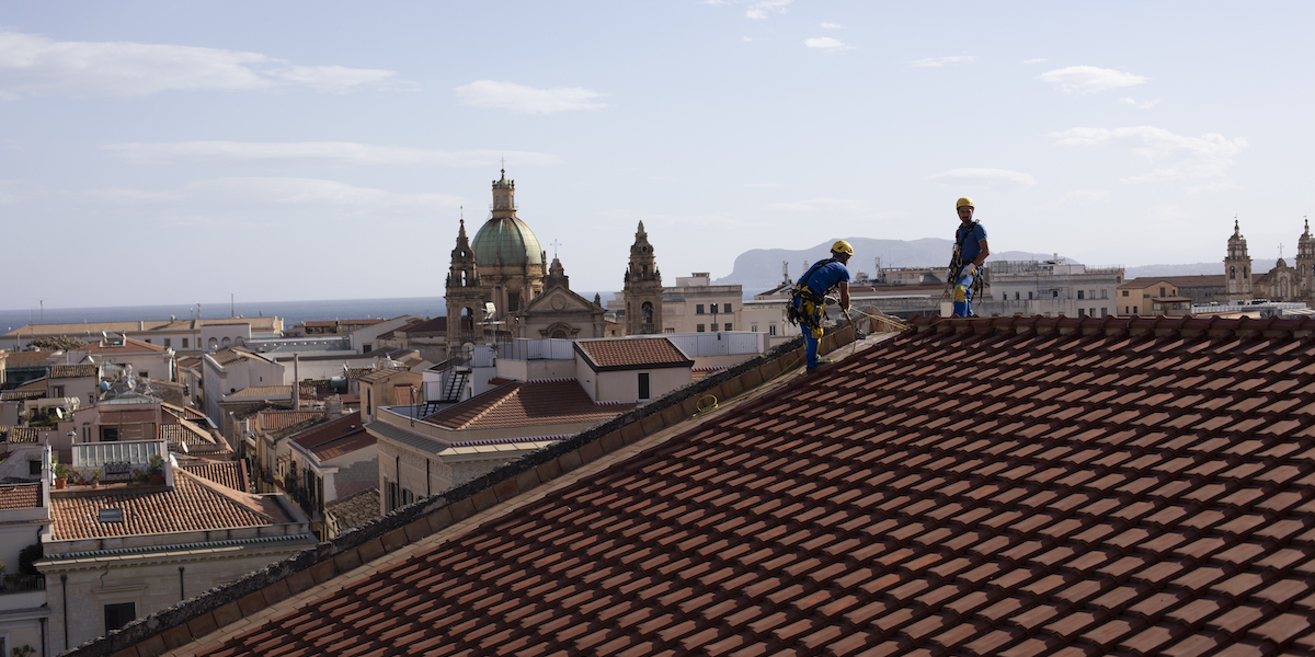 ouvrier lors d'un travail de micro-couche sur un toit à Florence