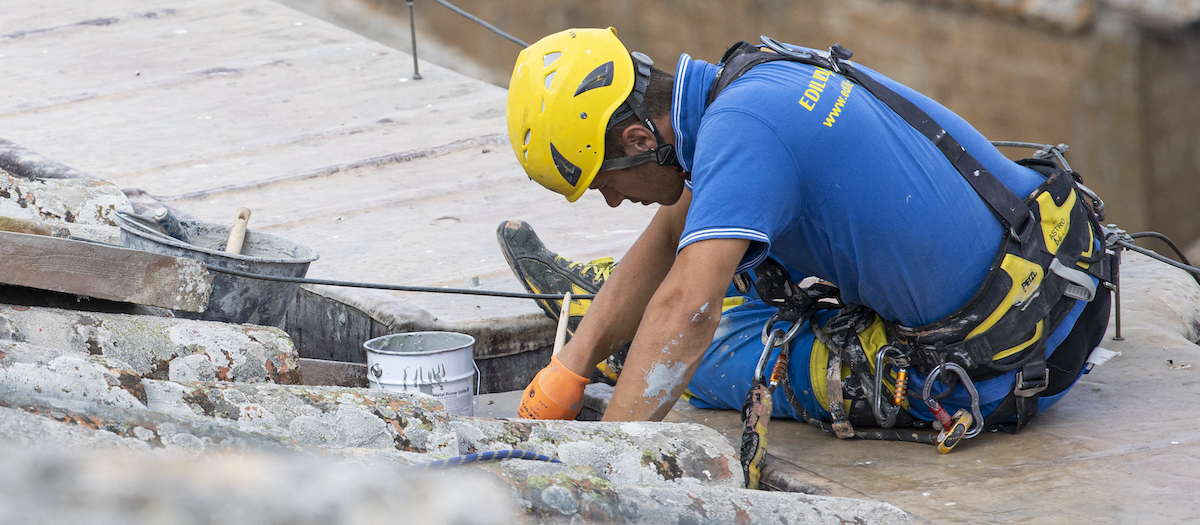 Fuite de toiture : comment la détecter et la réparer