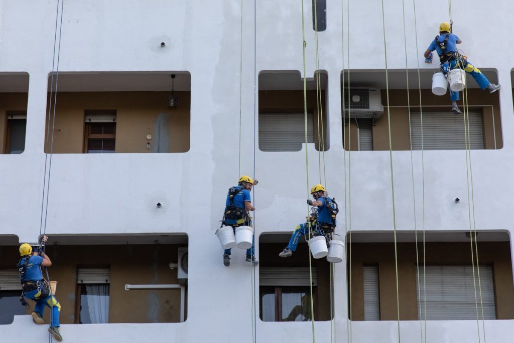 Peindre une façade sans échafaudage : méthodes, matériel et autorisations