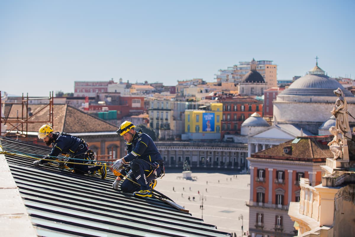 Ouvriers Acrobatica travaillant sur le faîtage d’une toiture sans échafaudage