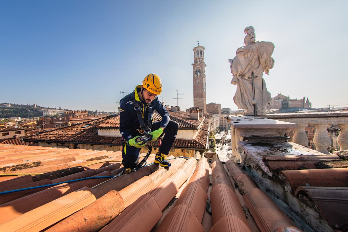 technicien sur le toit d’un bâtiment, en intervention pour des travaux de rénovation