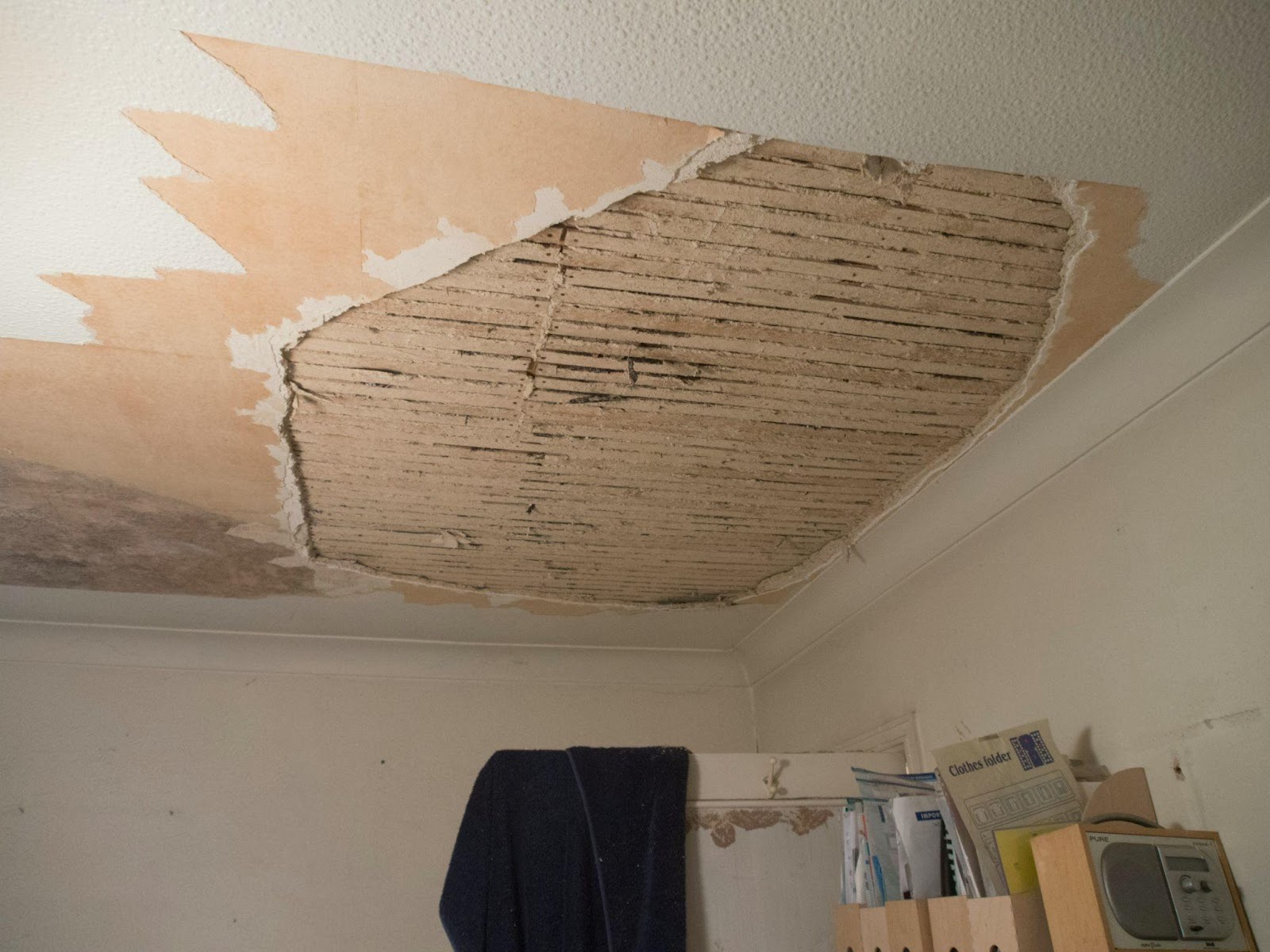 fissure un sur un plafond de chambre