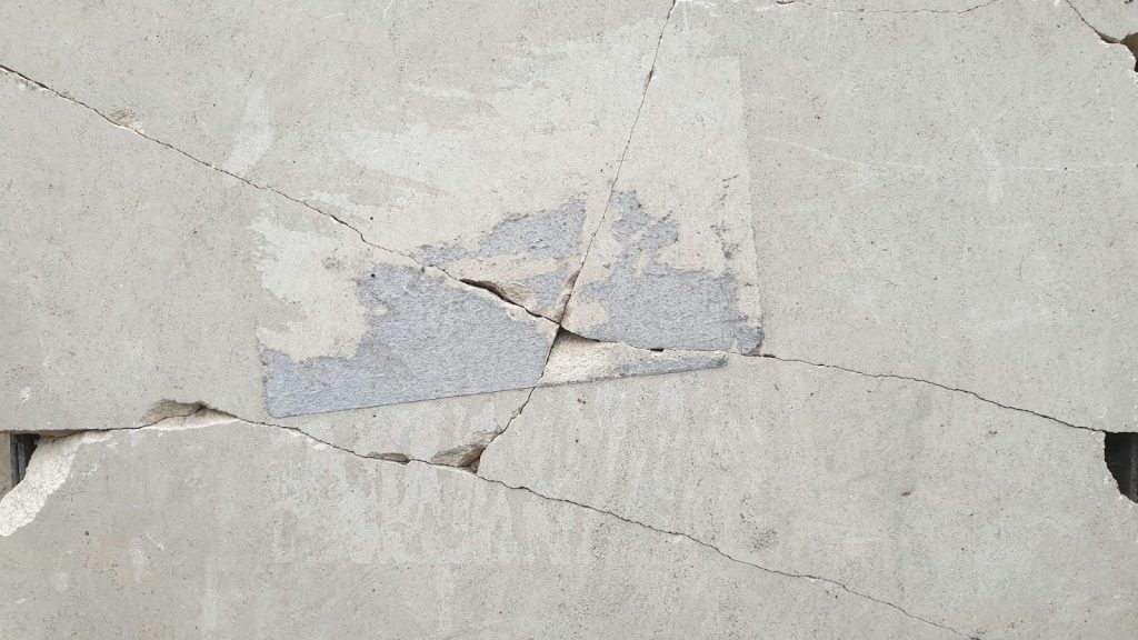 fissure sur le plafond en béton