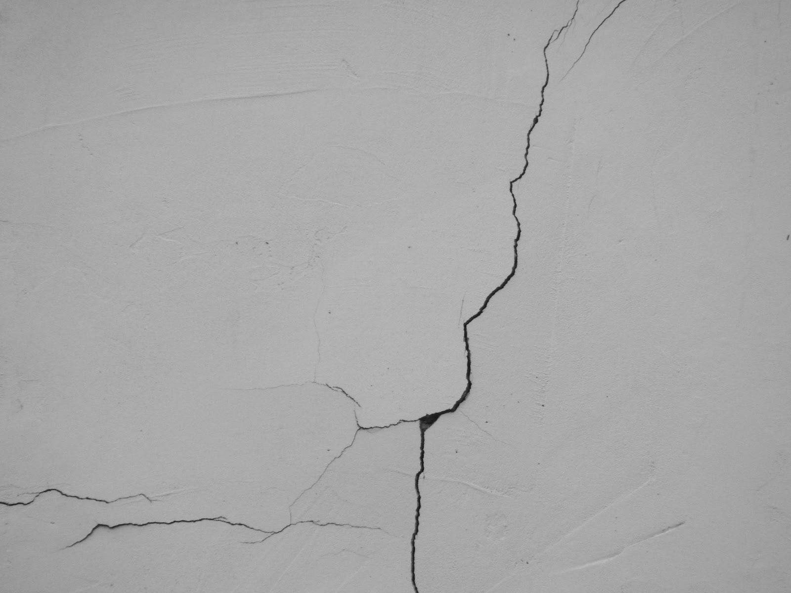 Fissure sur un mur blanc peint