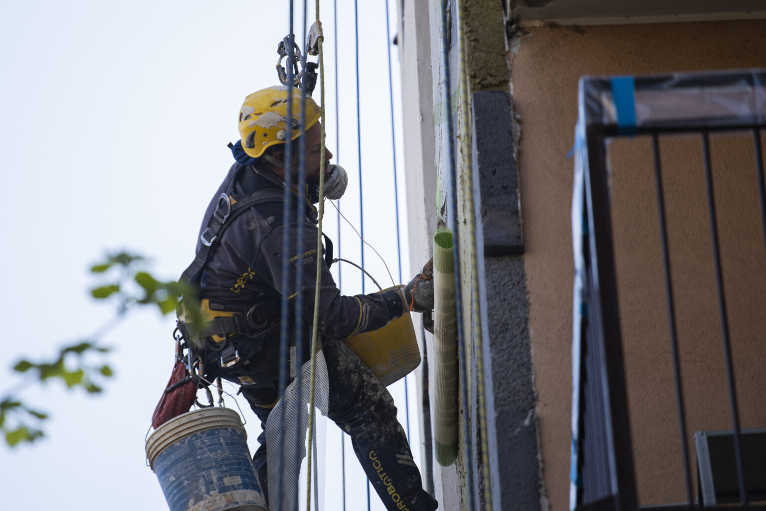 Pose de panneaux isolants sur un mur extérieur lors de travaux d’isolation thermique