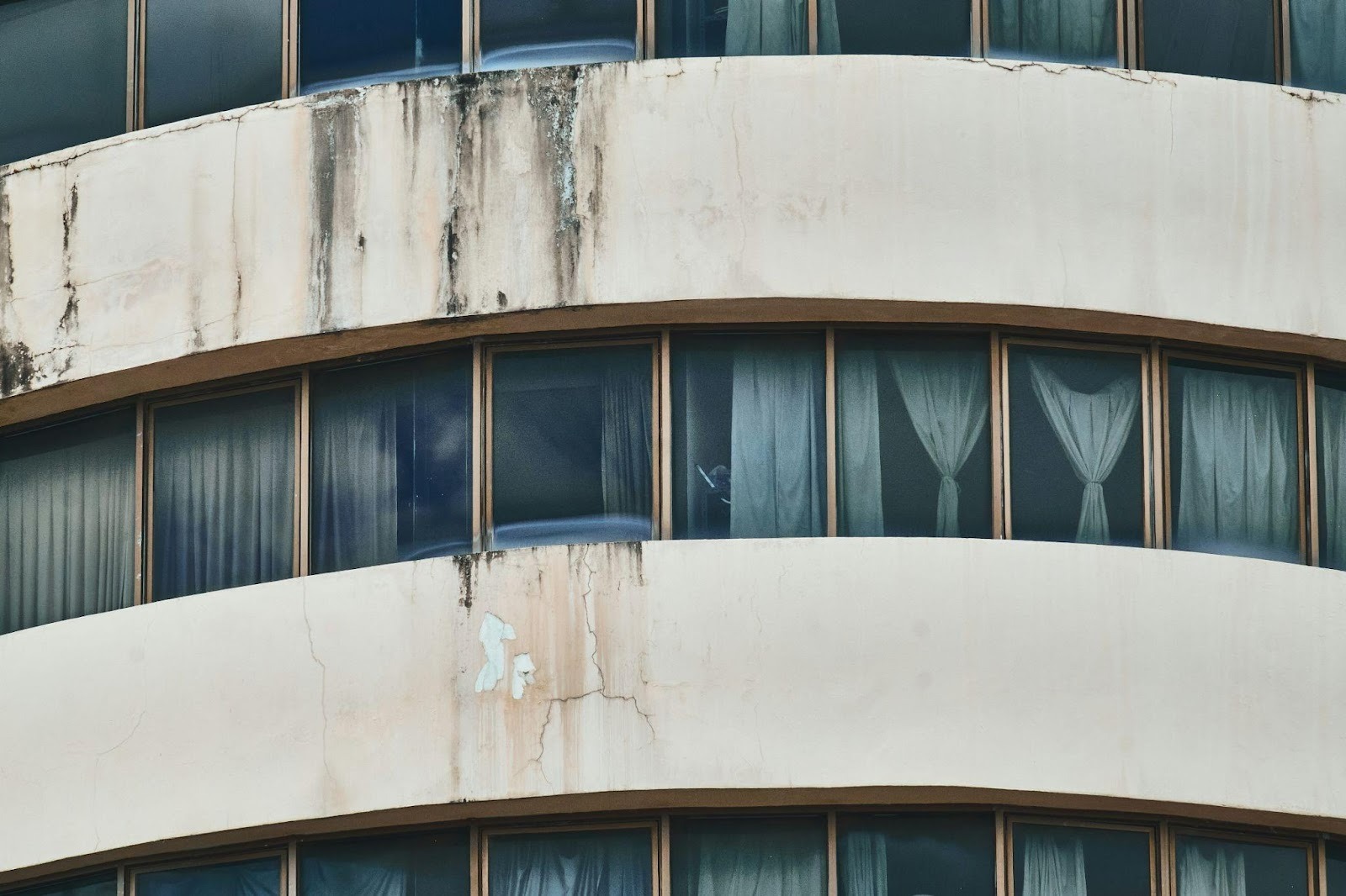 Traces d’usure et d’humidité sur balcon