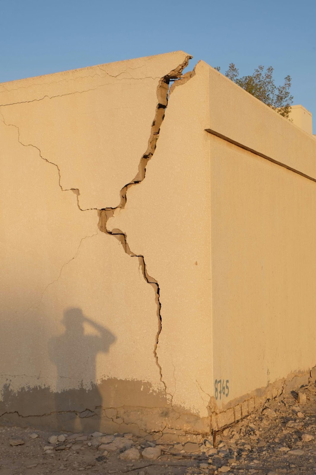 Grande fissure sur mur d’une terrasse en hauteur