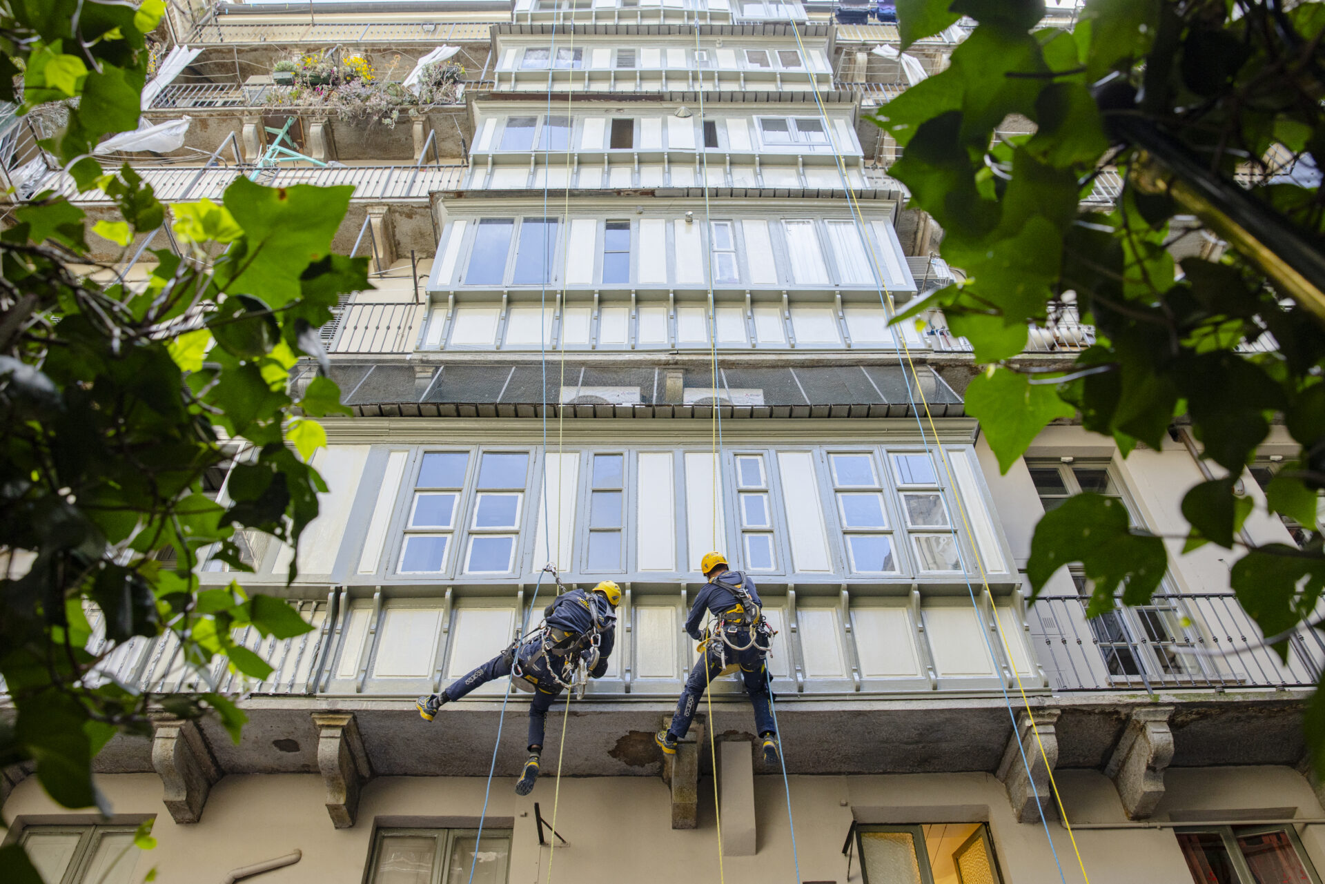 fissures structurelles et microfissures sur une façade d'immeuble nécessitant une rénovation avec Acrobatica