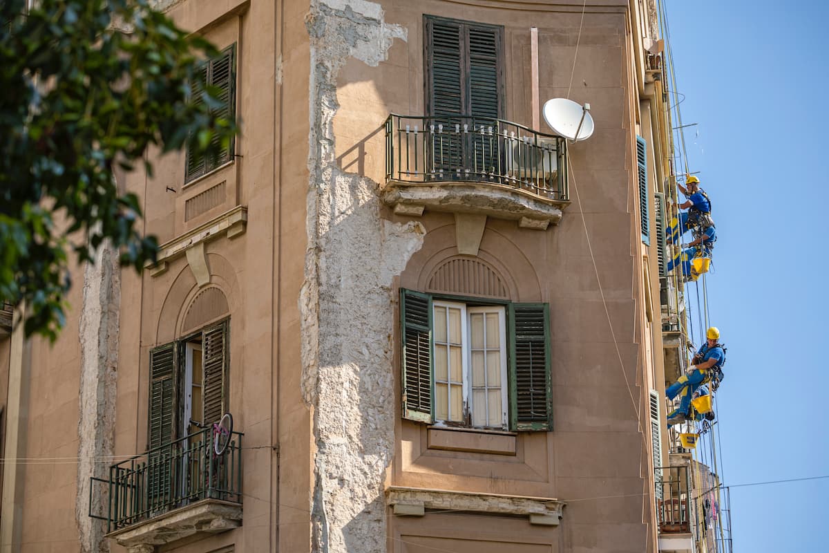 Problème d’évacuation d’eau sur un balcon : causes, risques et solutions
