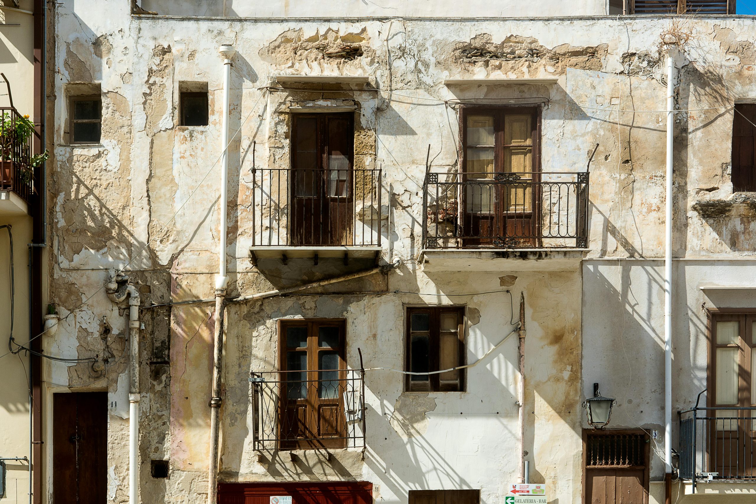 Humidité dans un immeuble ancien : causes, risques et solutions