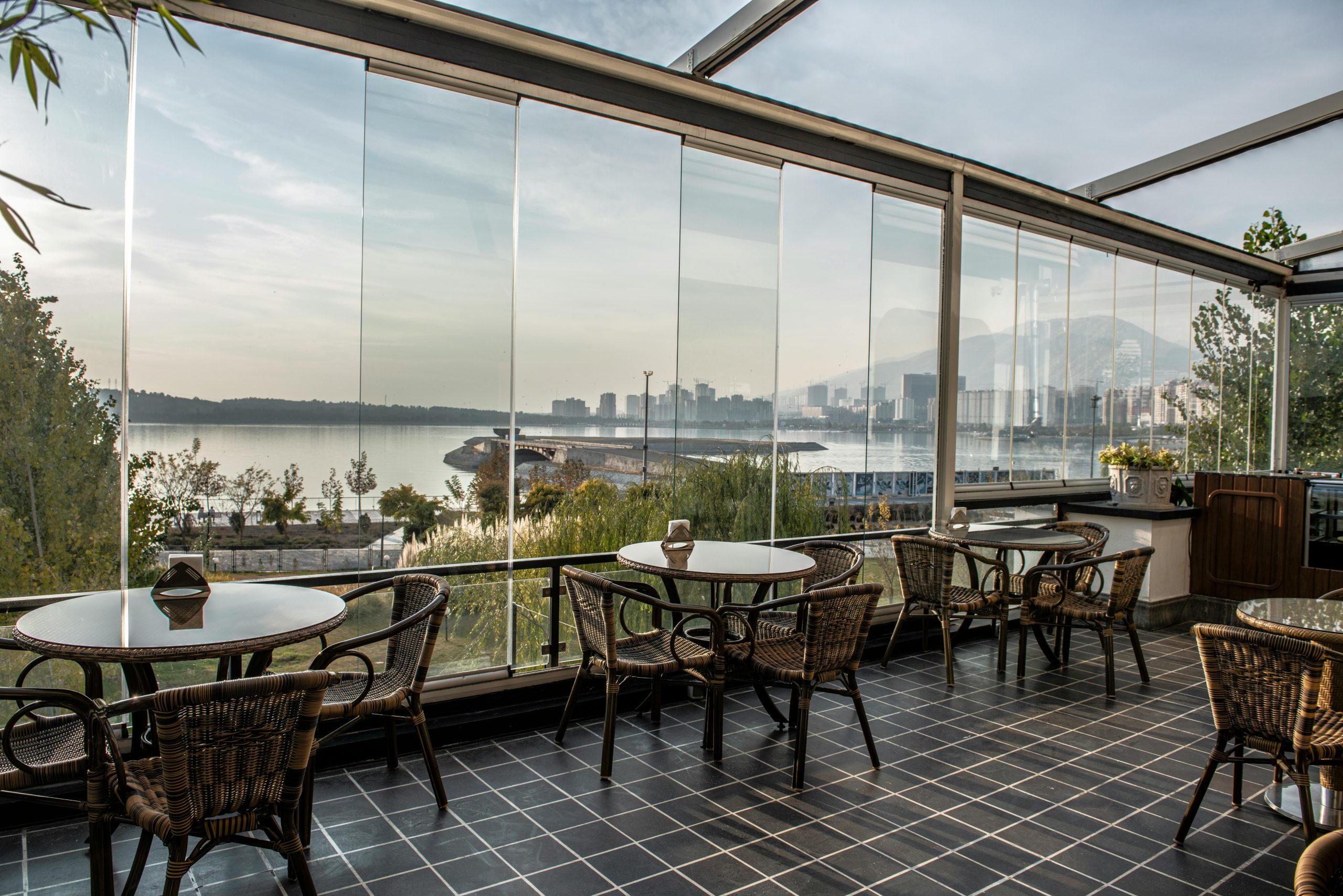 Transformer une terrasse couverte en pièce à vivre : démarches, travaux et budget