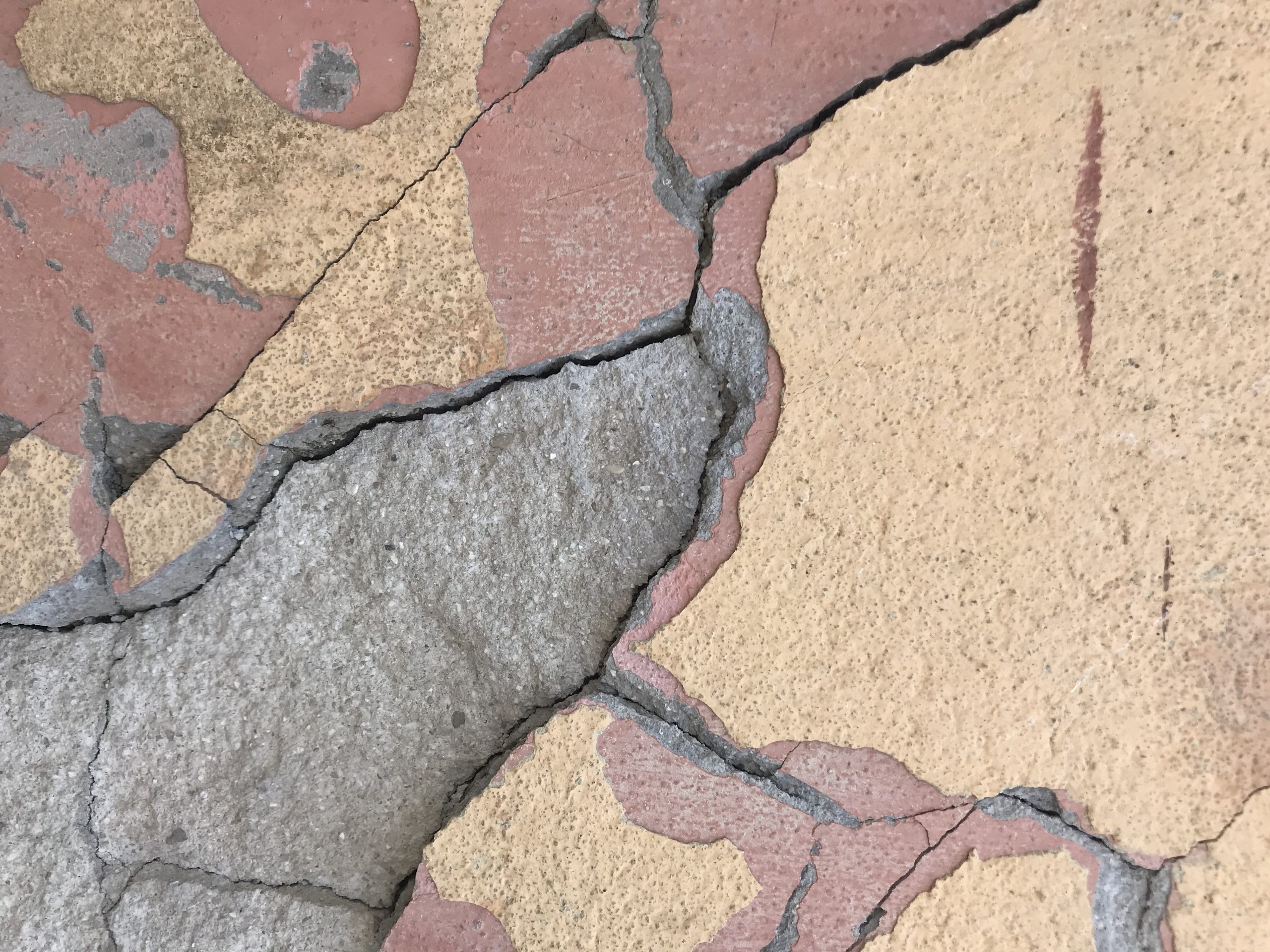 Types de fissures dangereuses dans un mur : comment les reconnaître et réagir