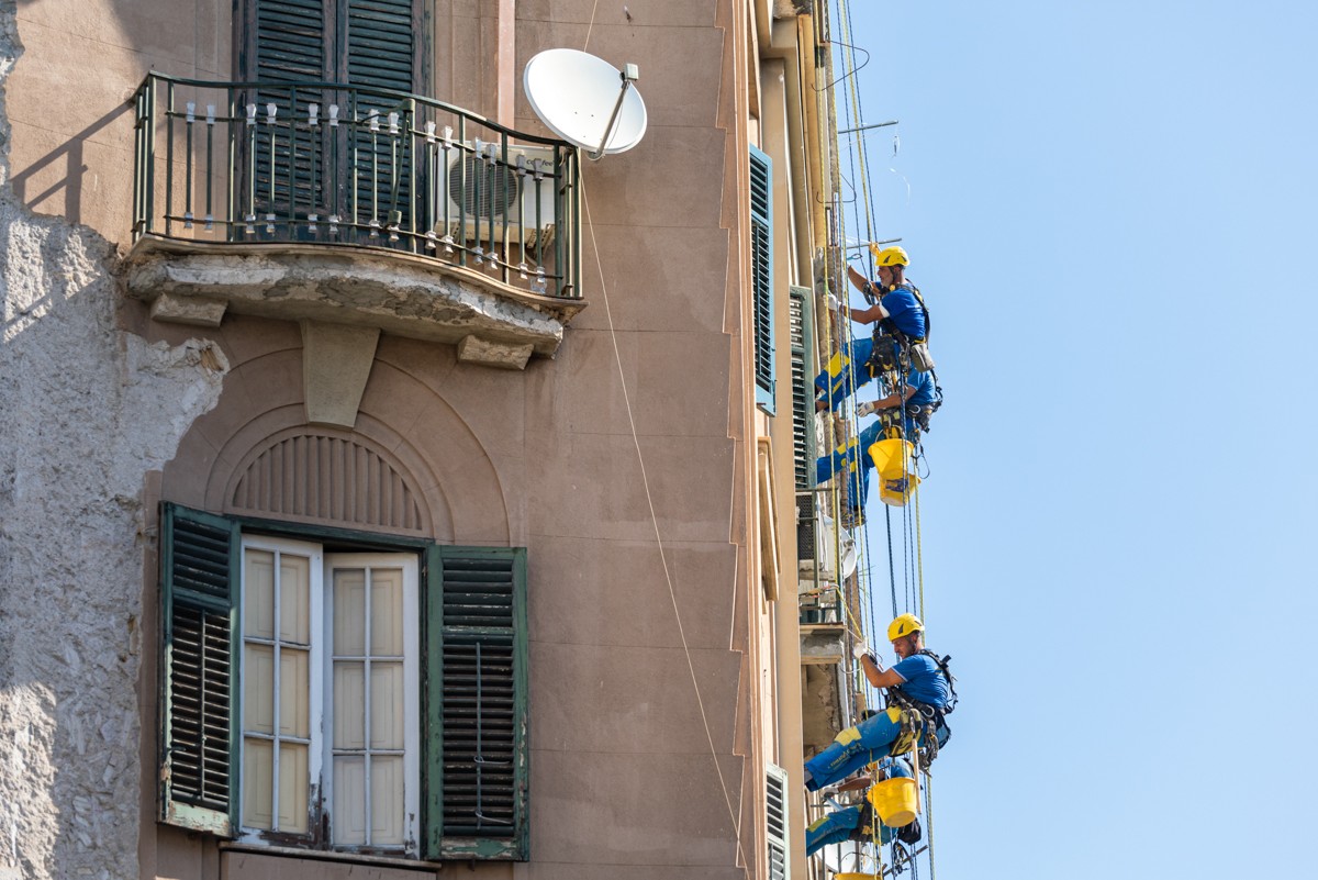 Image de couverture officielle d'Acrobatica montrant un ouvrier cordiste suspendu sur corde pour des travaux de rénovation énergétique sur une façade.