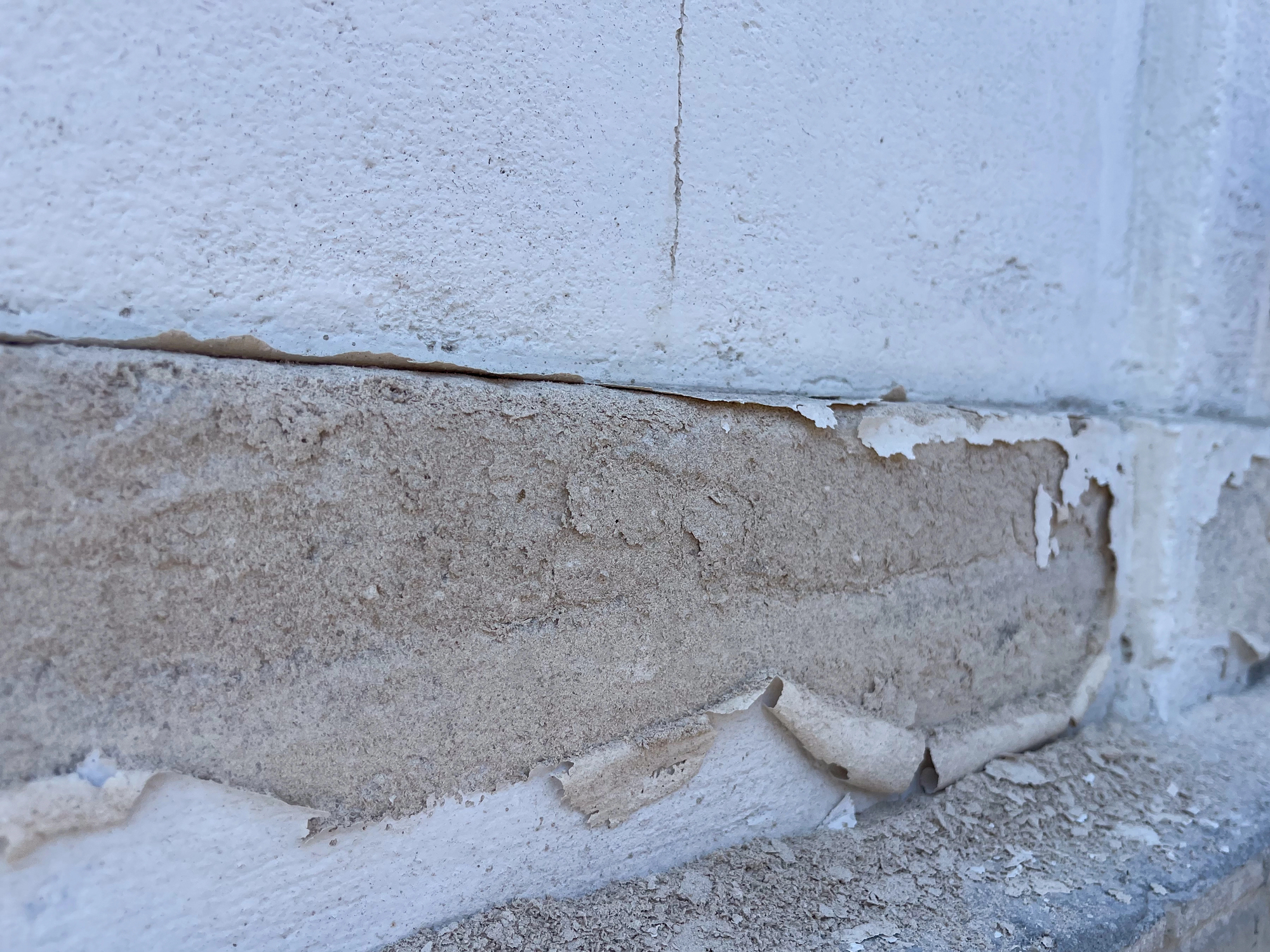 Remontée capillaire dans les murs : causes et solutions efficaces